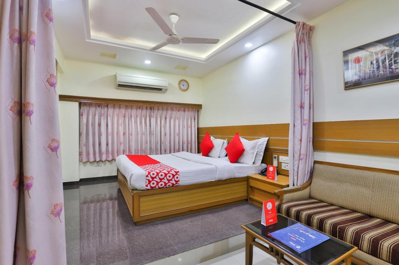 Oyo 17117 Hotel Rainbow Vadodara Extérieur photo